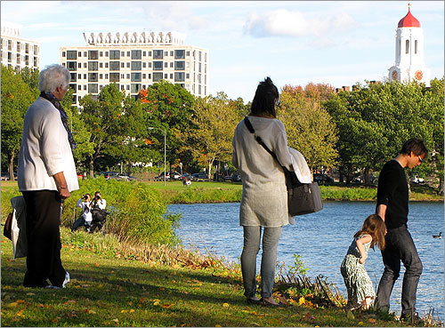 Tom Cruise, Katie Holmes, and daughter Suri out for a walk in Cambridge
