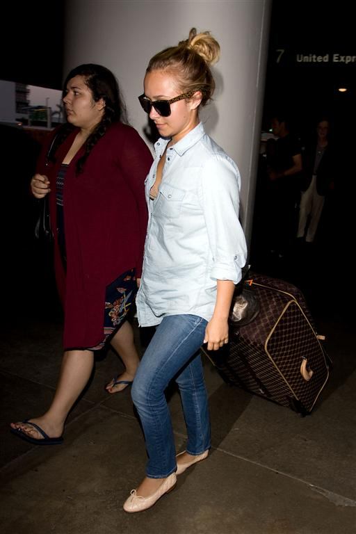 Hayden Panettiere - Pregnant or not I think more attractive young females should wear their shirts unbuttoned.