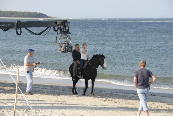 Kevin James and Leslie Bibb ride on horseback down the beach in Zookeeper