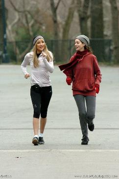 Kate Hudson and Anne Hathaway go jogging in Boston for Bride Wars