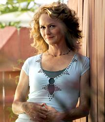 Melissa Leo is much to cute to be Mark Wahlberg's mother, his sister maybe but not his mom